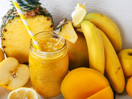 Смути с манго, ябълка, банан, ананас и бадемово мляко - снимка на рецептата